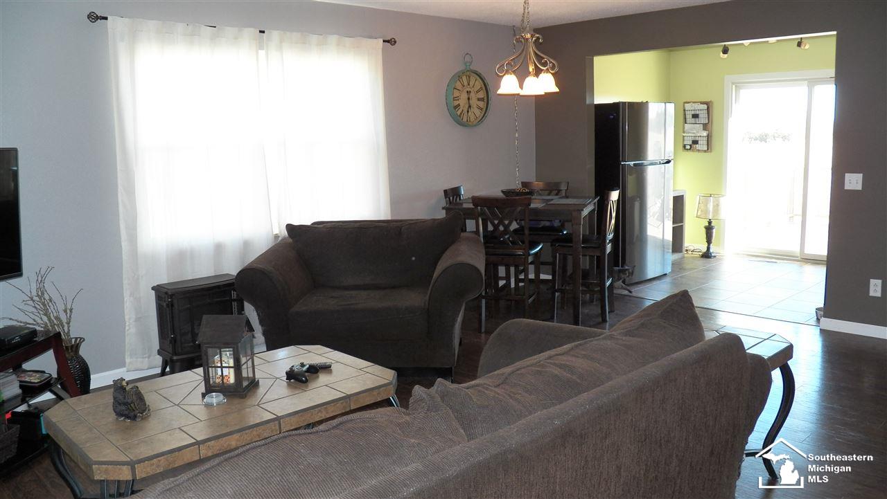 707 East Erie Road Temperance, MI 48182 - Photo 6 of 18 31376528-5.JPG