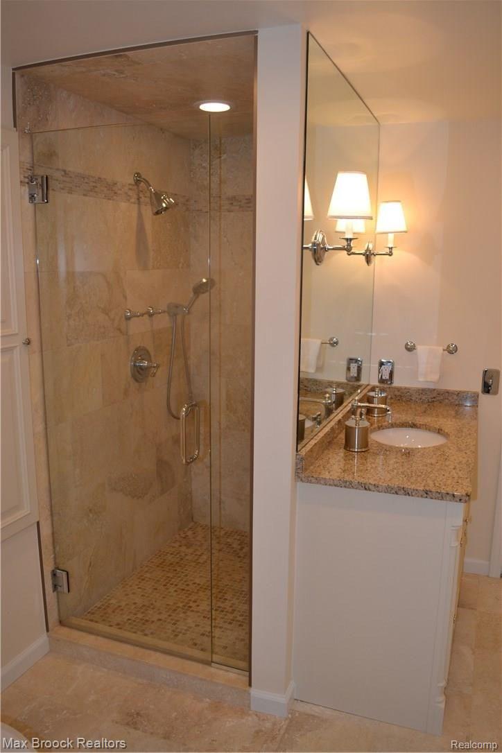 2640 Amberly Road Bloomfield Hills, MI 48301 - Photo 27 of 29 DSC_0441.JPG