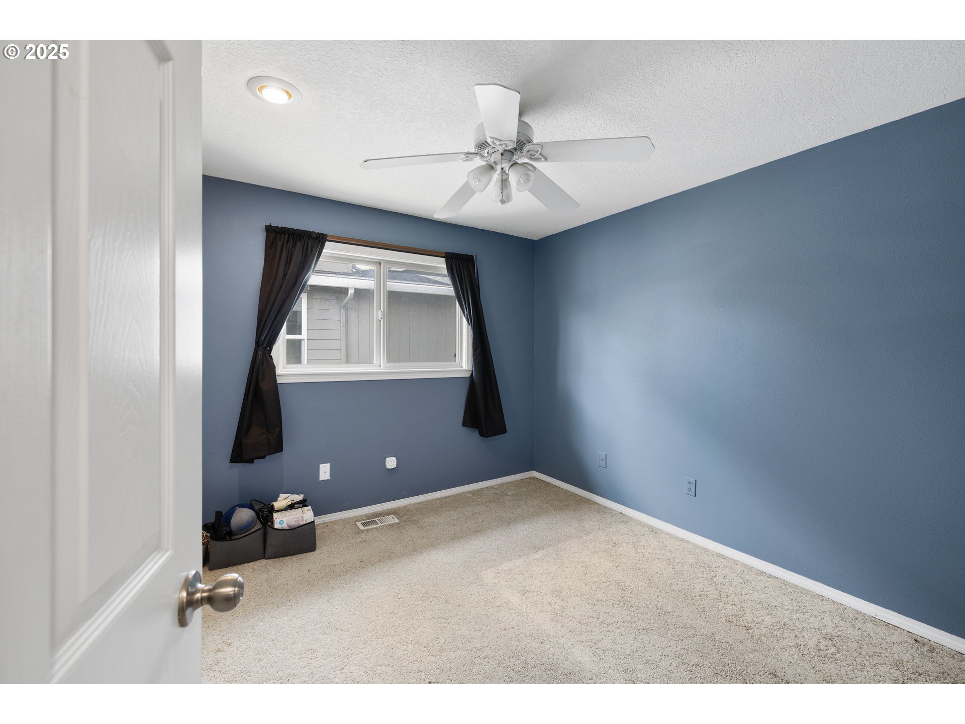 480 Northwest Norman Avenue Gresham, OR 97030 - Photo 12 of 40 an empty room with windows and fan