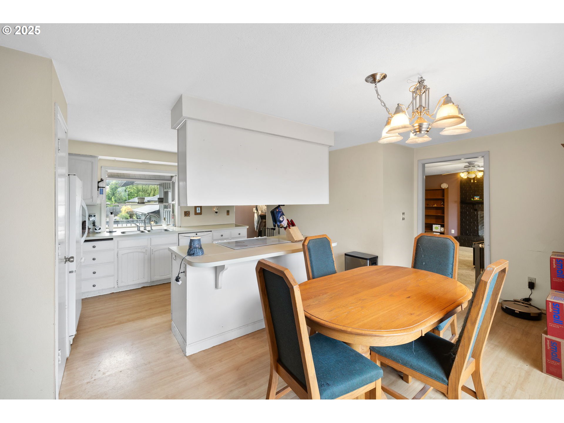 480 Northwest Norman Avenue Gresham, OR 97030 - Photo 9 of 40 a kitchen with a table chairs and a dining table