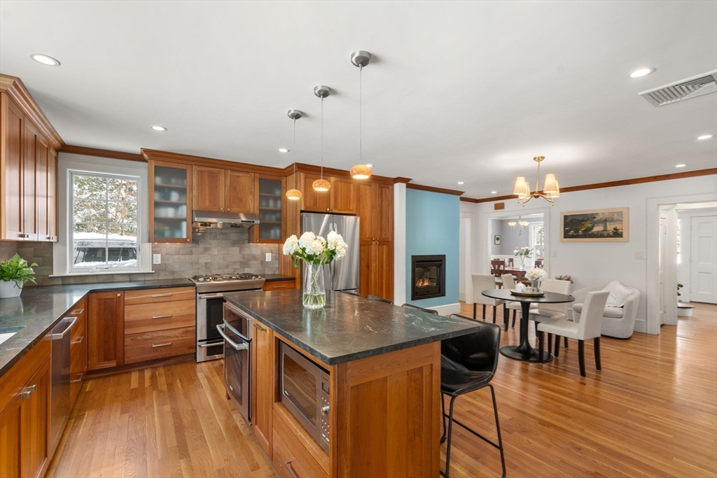 31 Wilde Road Newton, MA 02468 - Photo 7 of 38