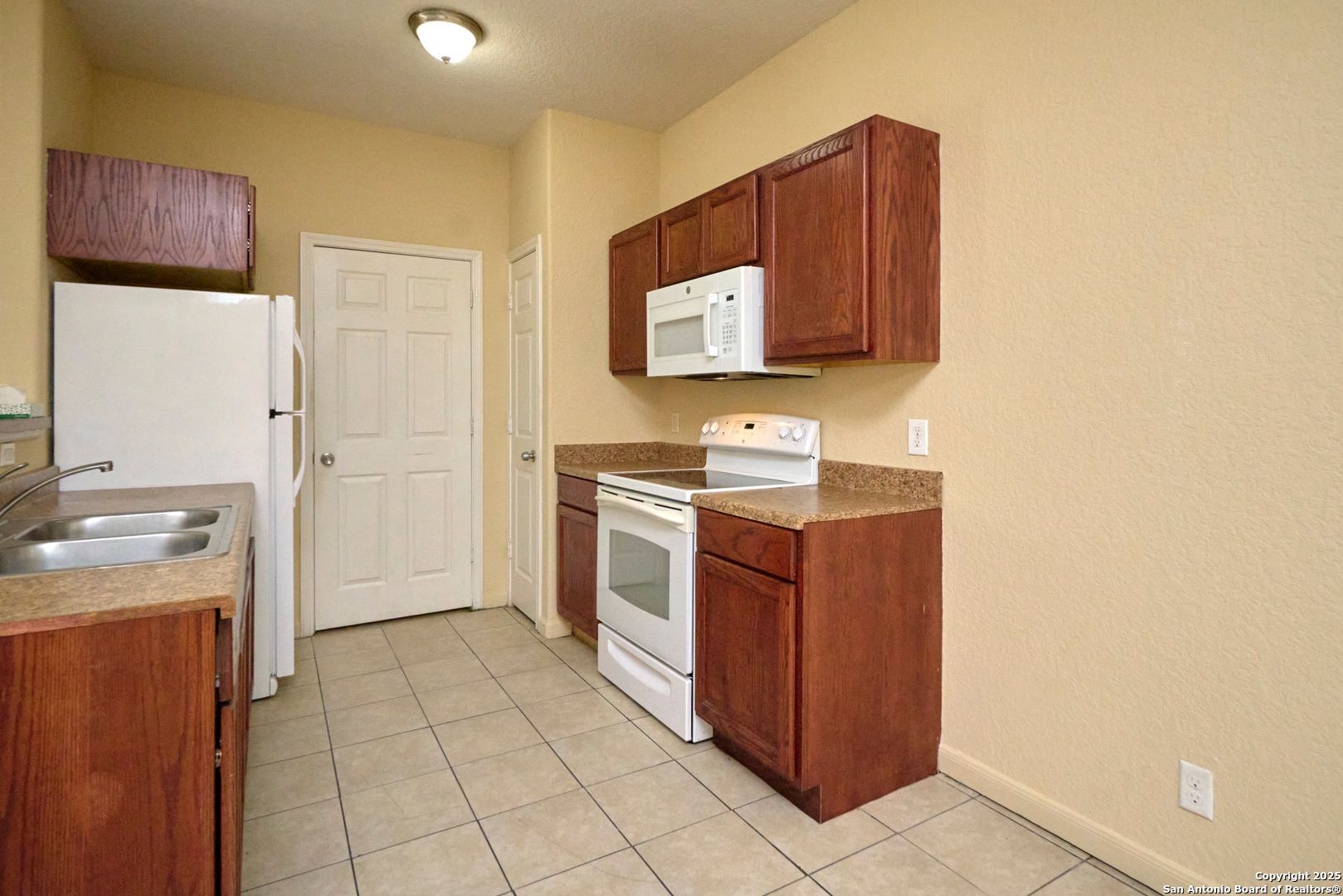 10911 Baltic Drive, Unit 102 San Antonio, TX 78213 - Photo 9 of 23 a kitchen with stainless steel appliances a stove top oven