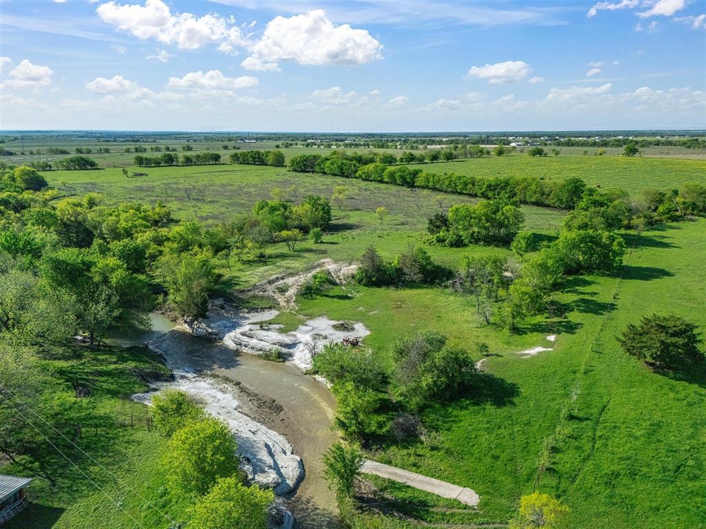 a view of a green field with lots of green space