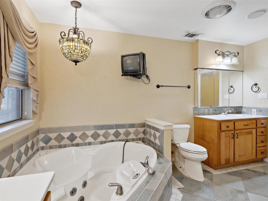 1302 Forreston Road Waxahachie, TX 75165 - Photo 28 of 39 a bathroom with a sink a toilet and a bathtub
