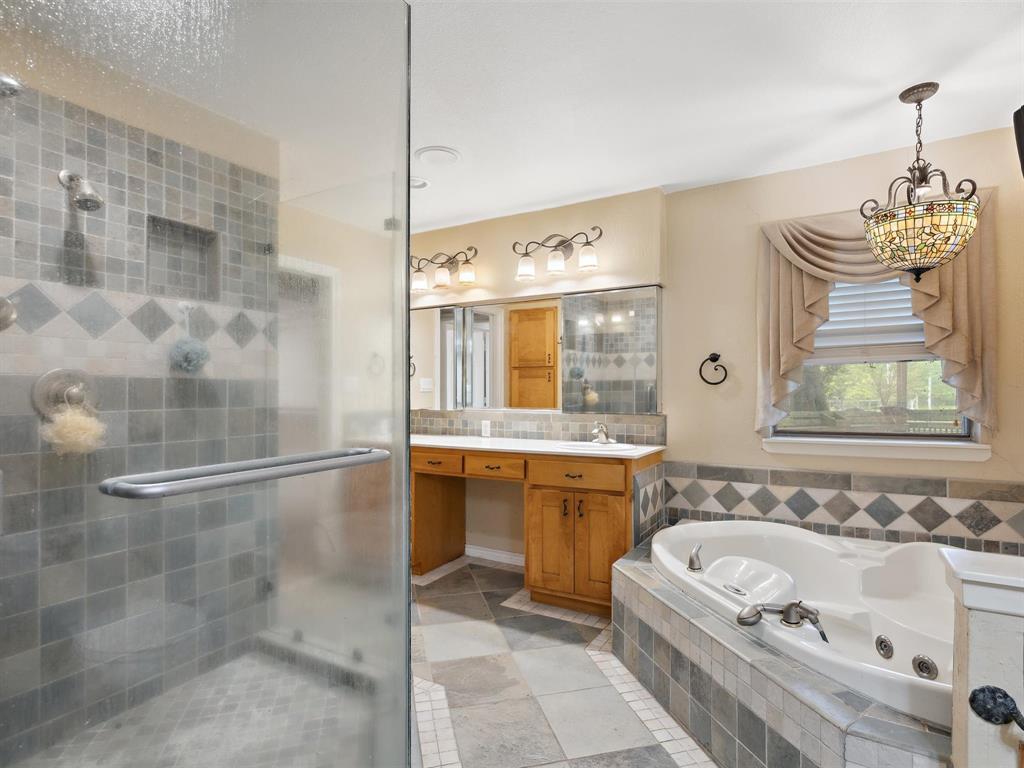 1302 Forreston Road Waxahachie, TX 75165 - Photo 29 of 39 a bathroom with a bathtub sink and mirror