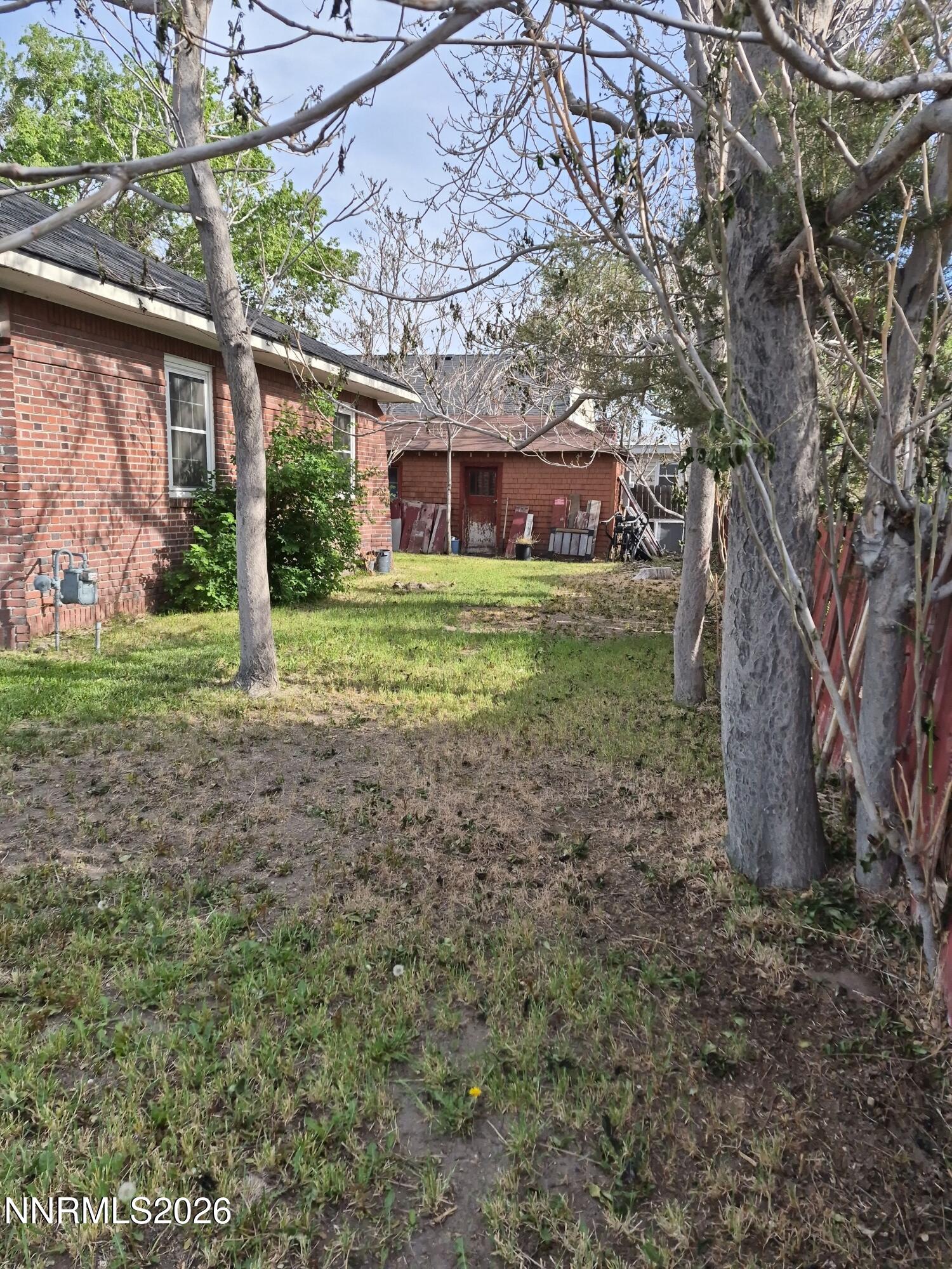 210 South Taylor Street Fallon, NV 89406 - Photo 8 of 38 FOTO BACK GRASS YARD 26
