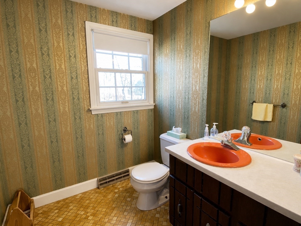 307 Glen Road Weston, MA 02493 - Photo 9 of 14