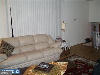 717 Charette Road Philadelphia, PA 19115 - Photo 2 of 5 Living Room