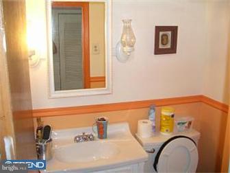 717 Charette Road Philadelphia, PA 19115 - Photo 4 of 5 Bathroom