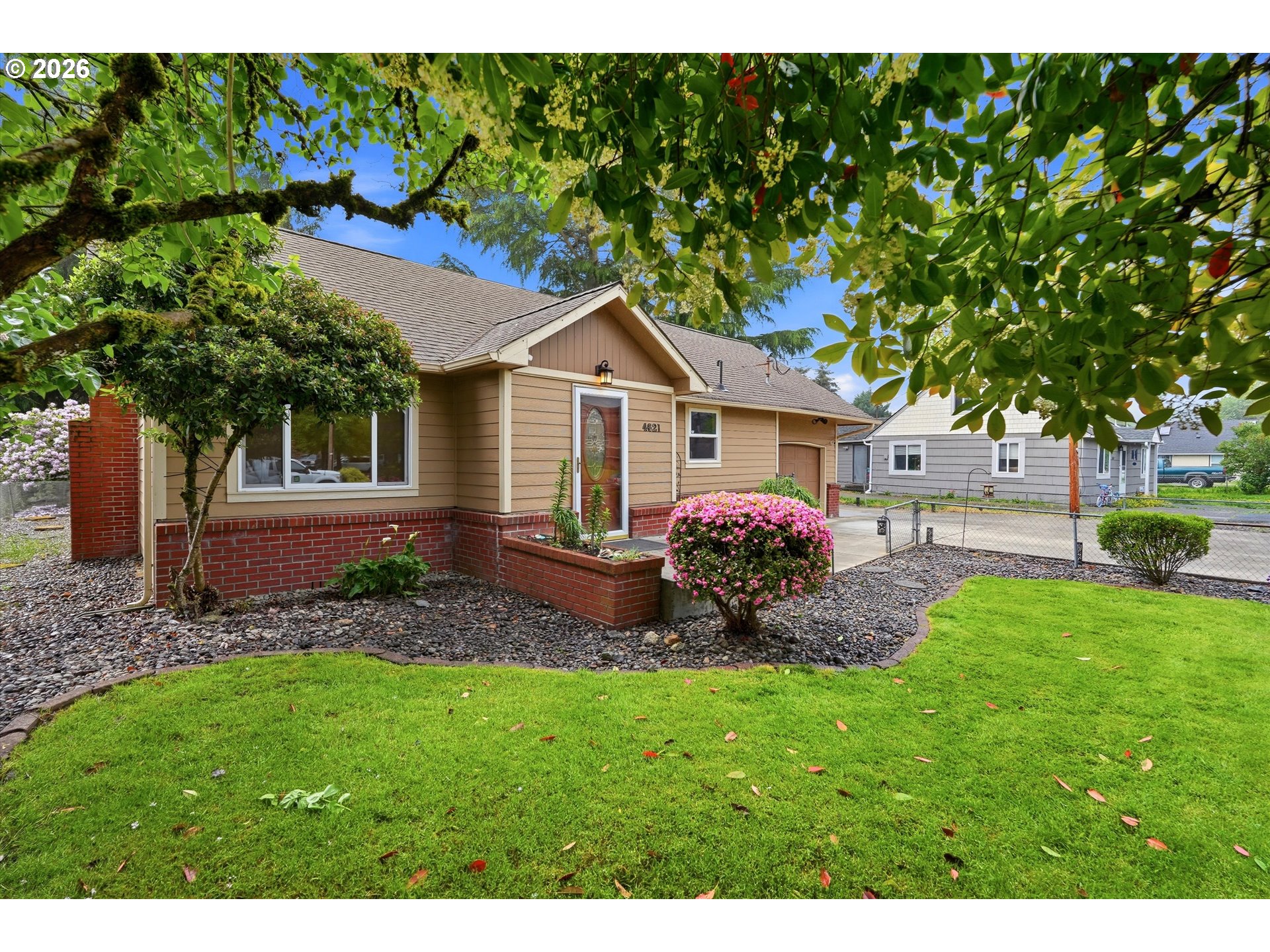 4621 Ohio Street Longview, WA 98632 - Photo 4 of 29 a front view of a house with garden