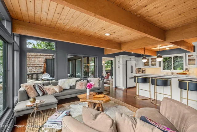 a view of a livingroom with furniture
