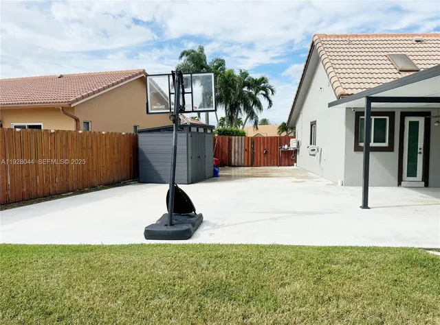 a view of a house with a big yard