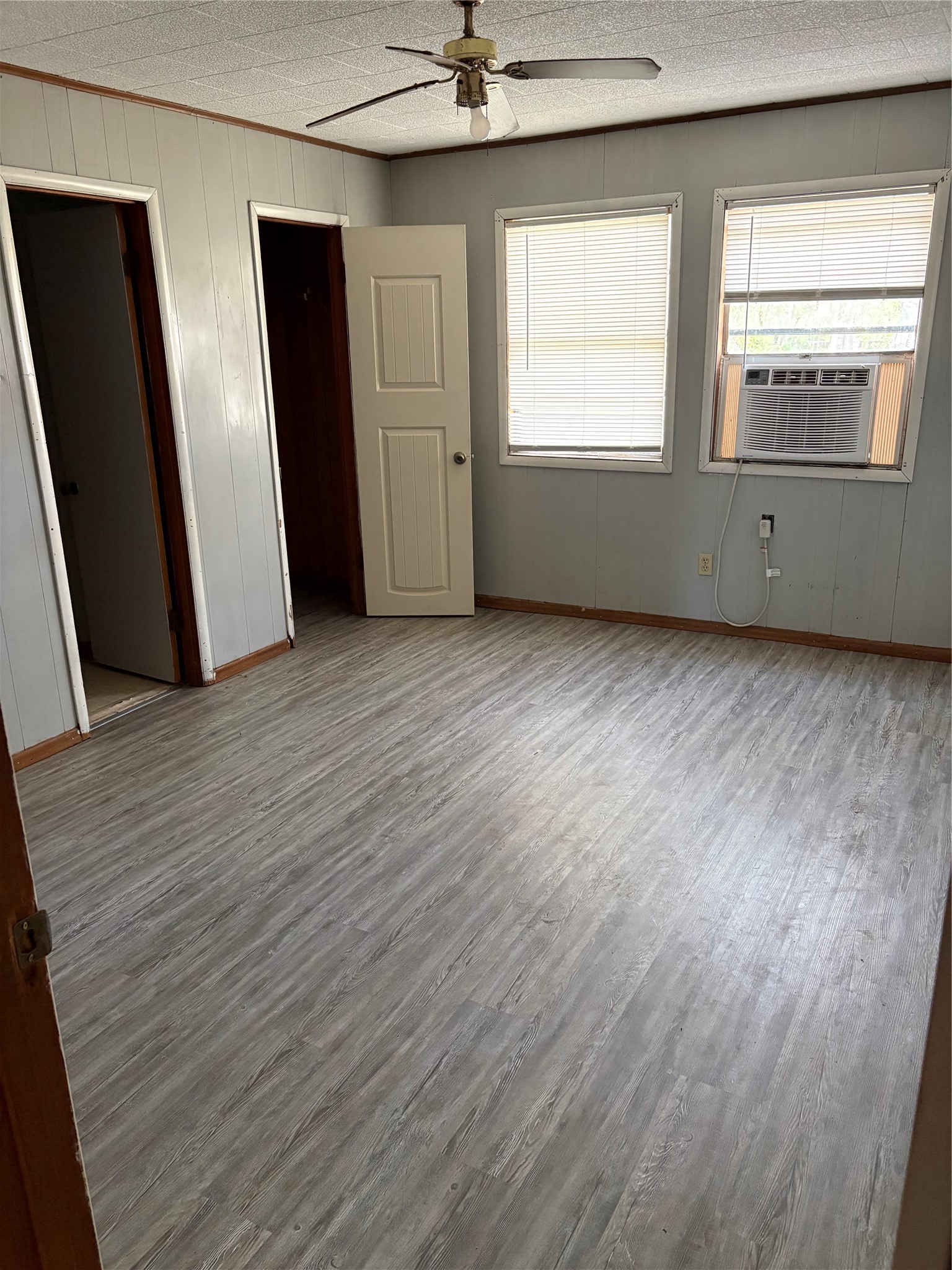 406 Omega Street El Campo, TX 77437 - Photo 13 of 13 an empty room with windows and closet