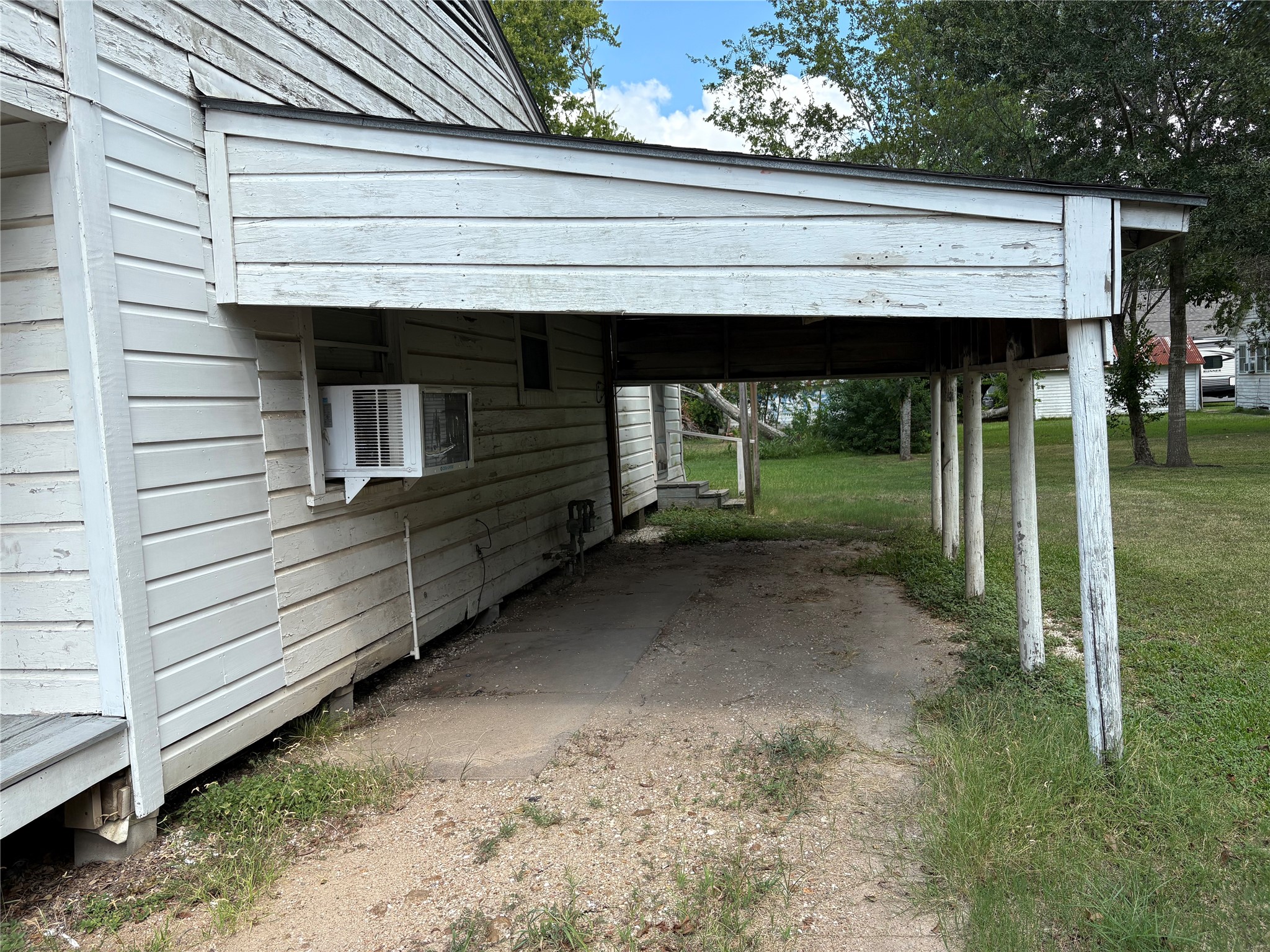 406 Omega Street El Campo, TX 77437 - Photo 5 of 13 a view of a house with a balcony