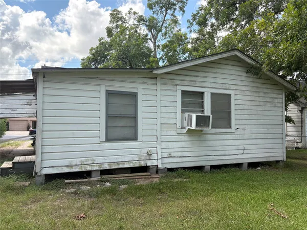 $1,300 | 406 Omega Street, El Campo, TX 77437