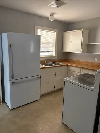 $1,300 | 406 Omega Street, El Campo, TX 77437