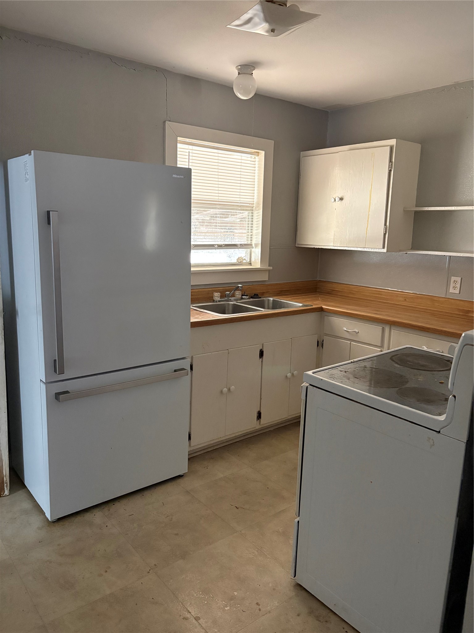 406 Omega Street El Campo, TX 77437 - Photo 9 of 13 a utility room with dryer and washer