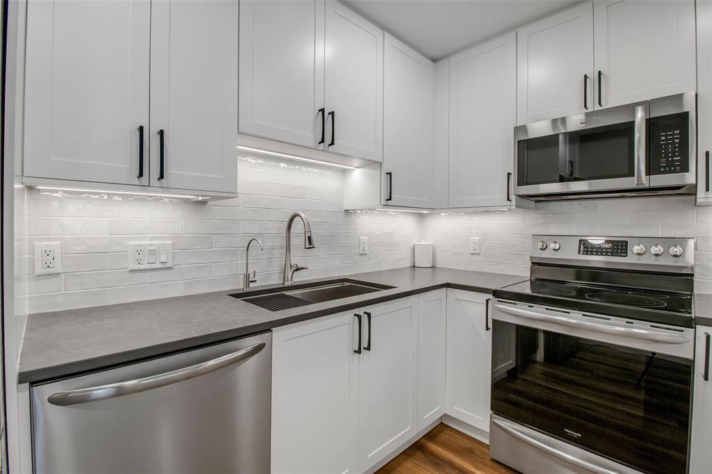 1471 Southland Road Venice, FL 34293 - Photo 18 of 90