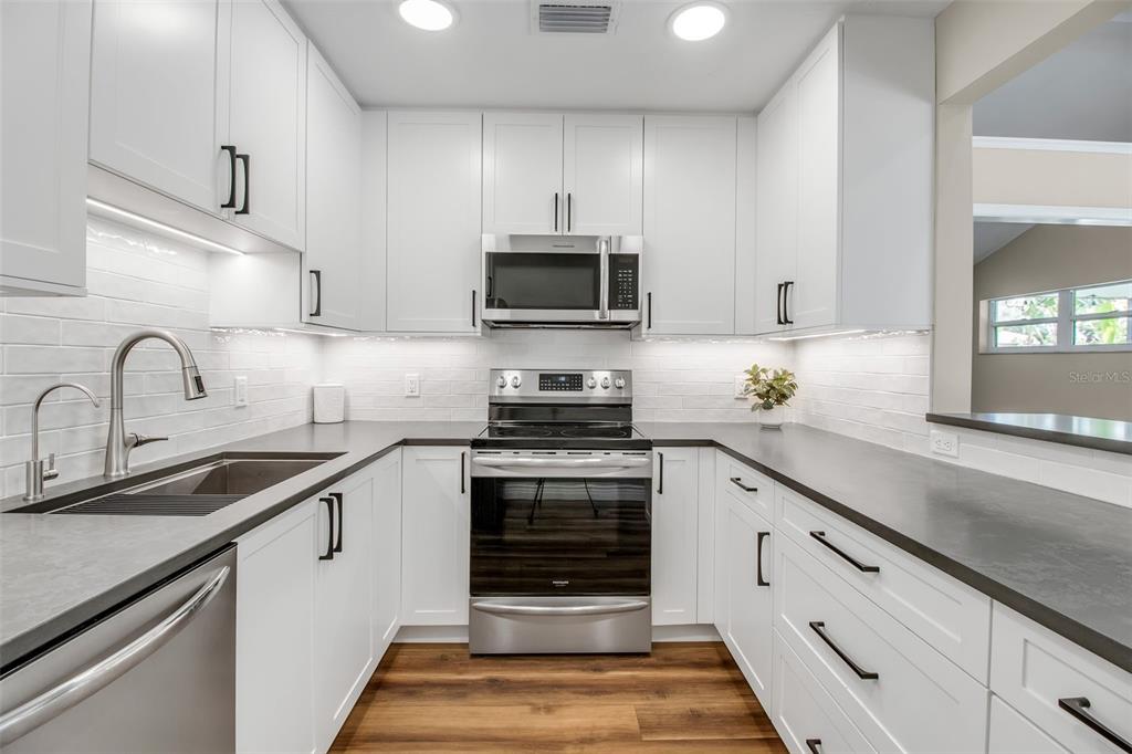 1471 Southland Road Venice, FL 34293 - Photo 9 of 90