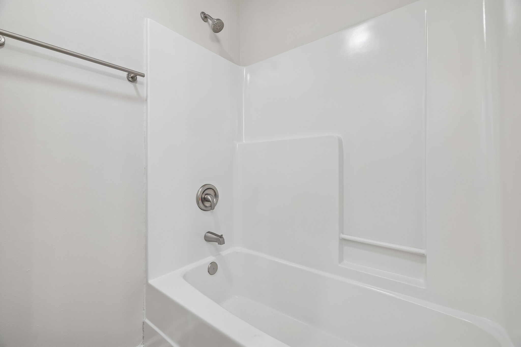 2607 Landrum Court, Unit 15 Springfield, TN 37172 - Photo 13 of 38 a bathroom with a bathtub