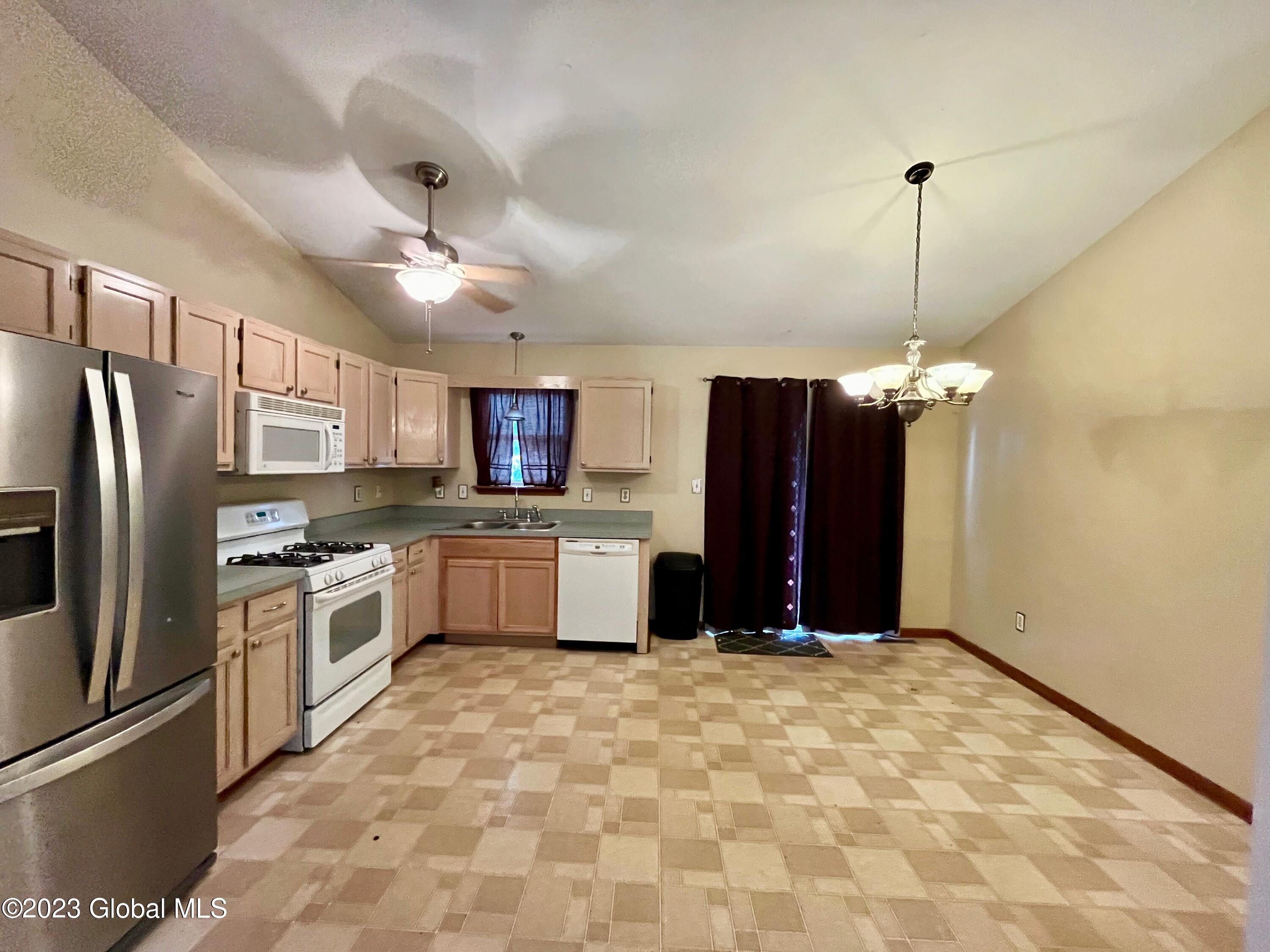 425 Chadwick Road Schenectady, NY 12304 - Photo 4 of 20 IMG_1648