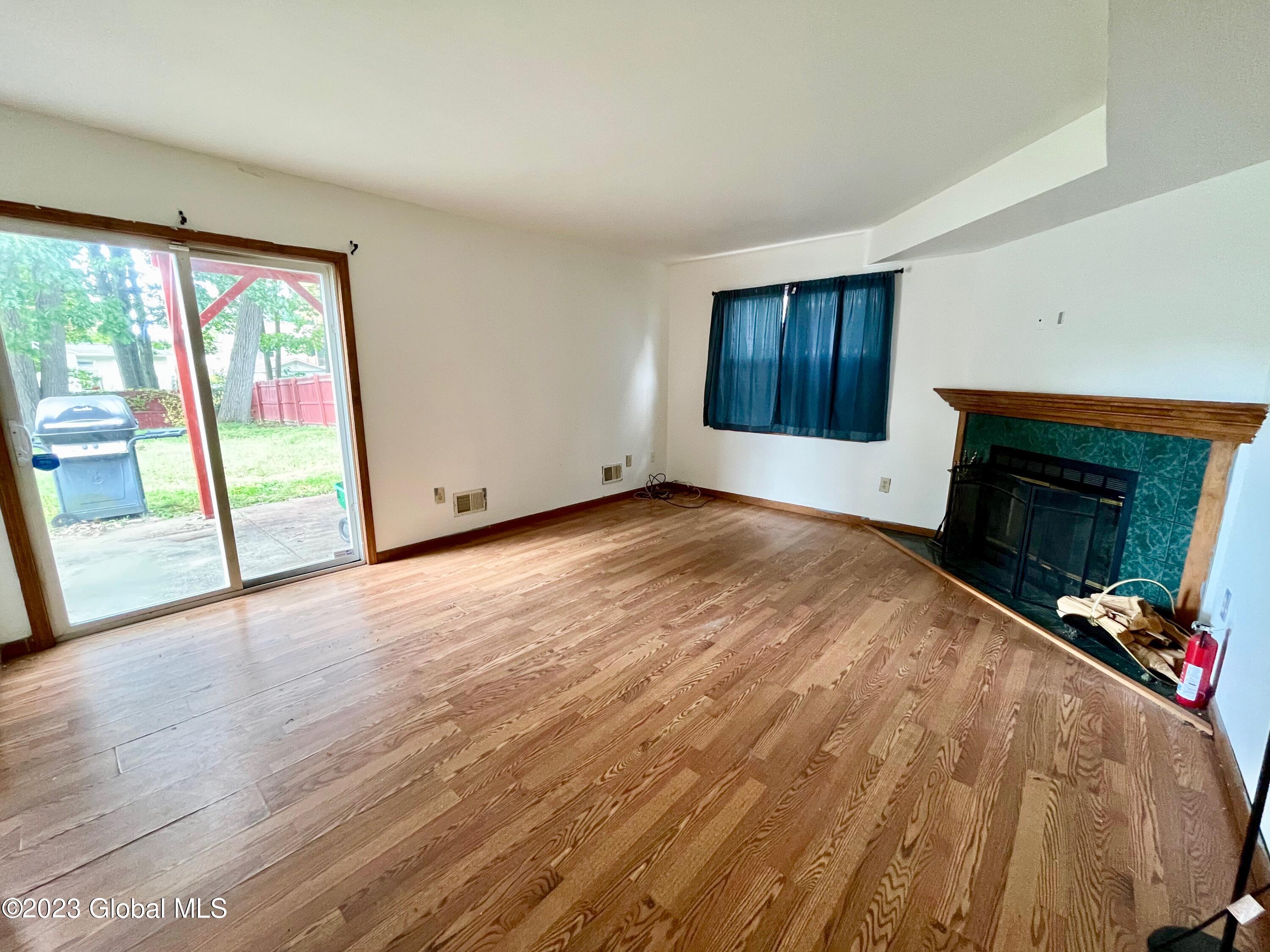 425 Chadwick Road Schenectady, NY 12304 - Photo 6 of 20 IMG_1655