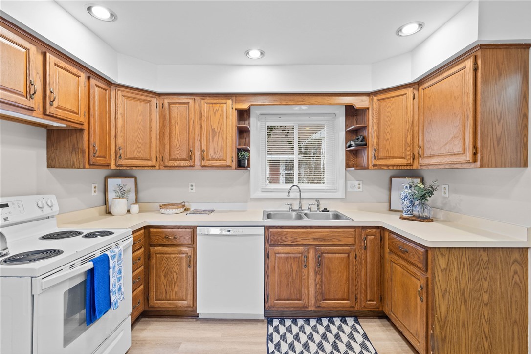 191 Pinehill Drive Irondequoit, NY 14622 - Photo 5 of 21