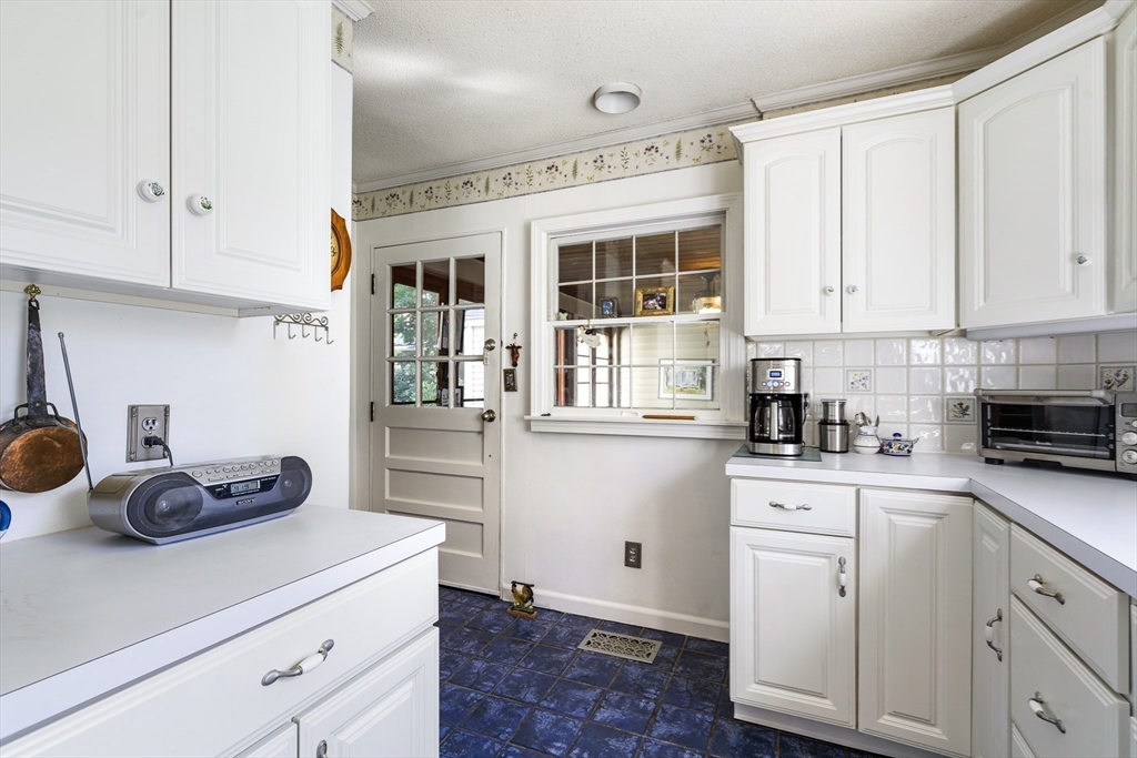 139 Burbank Road Longmeadow, MA 01106 - Photo 6 of 41