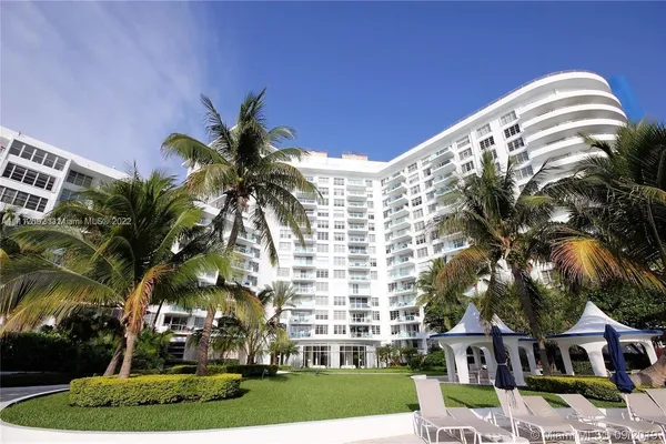 $3,420 | 5161 Collins Avenue, Unit 210, Miami Beach, FL 33140