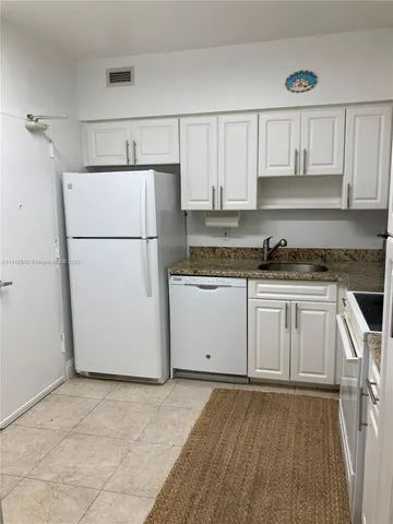 $3,420 | 5161 Collins Avenue, Unit 210, Miami Beach, FL 33140