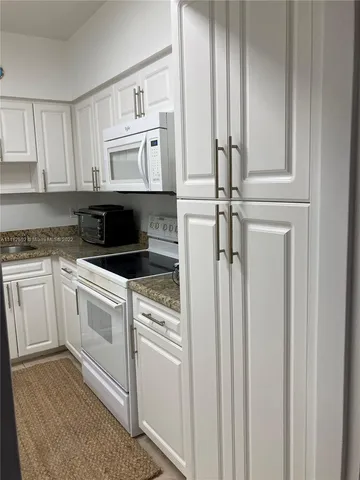 $3,420 | 5161 Collins Avenue, Unit 210, Miami Beach, FL 33140