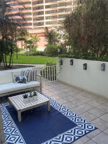 $3,420 | 5161 Collins Avenue, Unit 210, Miami Beach, FL 33140