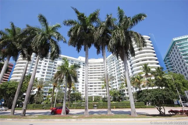 $3,420 | 5161 Collins Avenue, Unit 210, Miami Beach, FL 33140