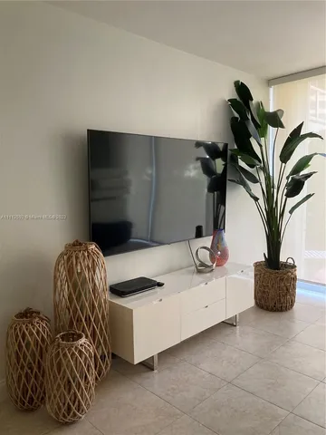 $3,420 | 5161 Collins Avenue, Unit 210, Miami Beach, FL 33140