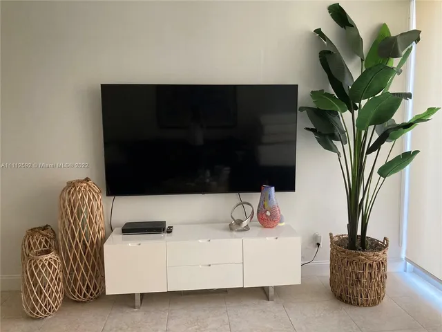 $3,420 | 5161 Collins Avenue, Unit 210, Miami Beach, FL 33140