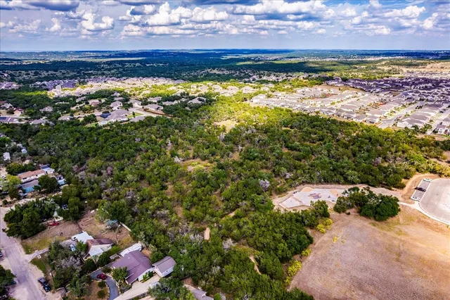 a view of a yard of a building