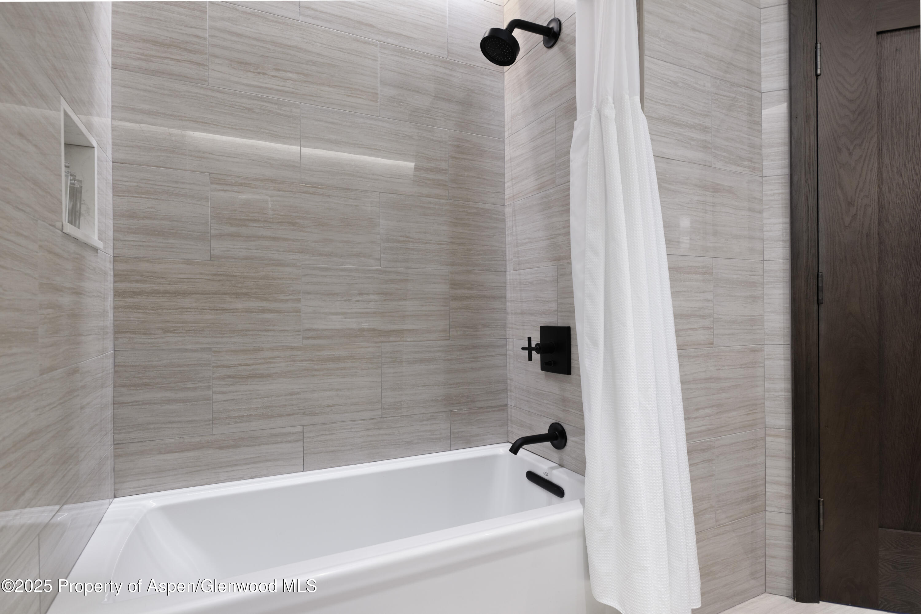 65 Wood Road, Unit 517 Snowmass Village, CO 81615 - Photo 13 of 28 a bathroom with a bathtub