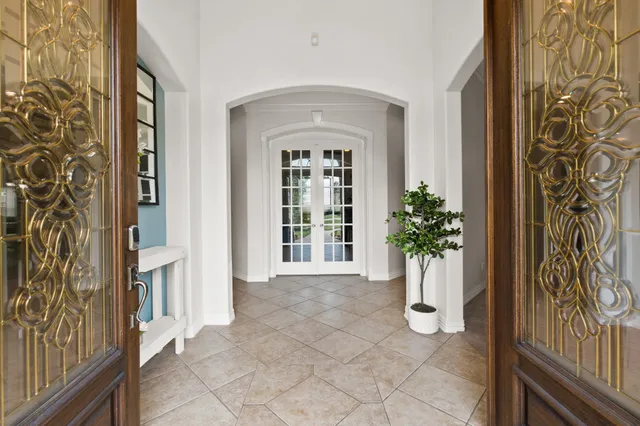 a view of entryway with livingroom