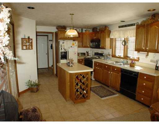 41 Ireta Road Shrewsbury, MA 01545 - Photo 4 of 6 Gallery Image 4