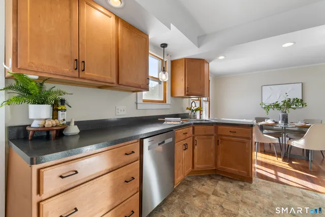 $185,000 | 148 Cooper Hill Street, Unit 148, Manchester, CT 06040