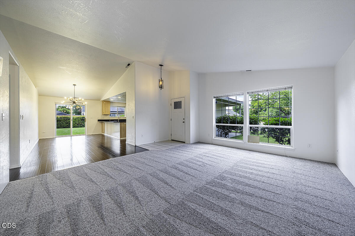 1118 Angela Court Central Point, OR 97502 - Photo 3 of 22