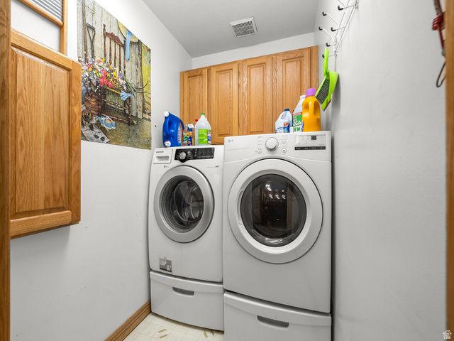598 West 1600th Street North Mapleton, UT 84664 - Photo 21 of 34 Laundry area with cabinet space and washer and clothes dryer