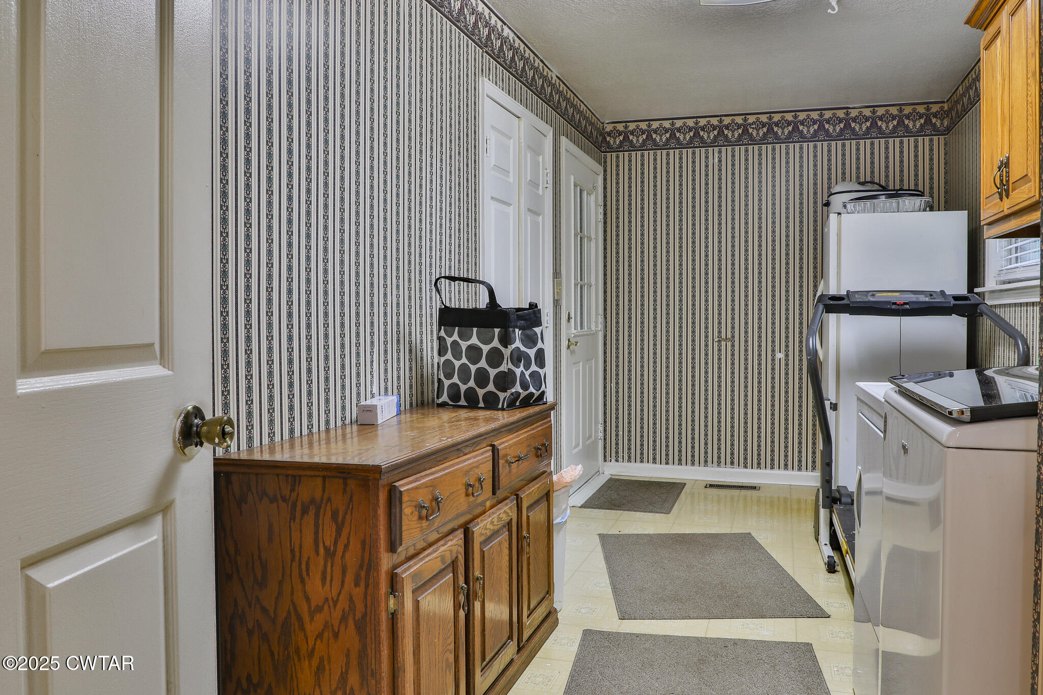18 Tollie Markham Road Dyer, TN 38330 - Photo 15 of 27 a view of entryway with a bathtub