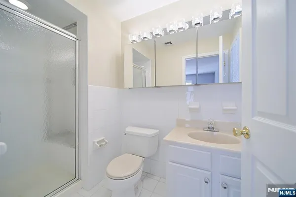$3,400 | 54 Devon Street, Unit 1, North Arlington, NJ 07031