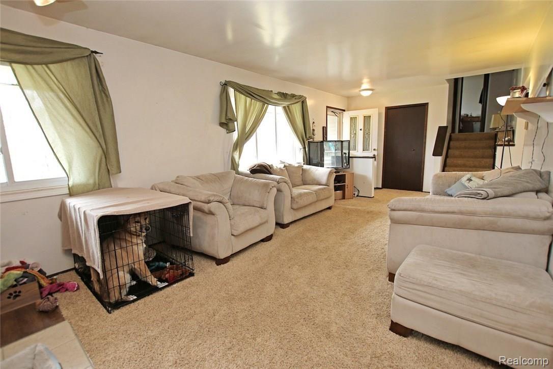 2418 Academy Road Holly, MI 48442 - Photo 5 of 37 5) Living Room.jpg