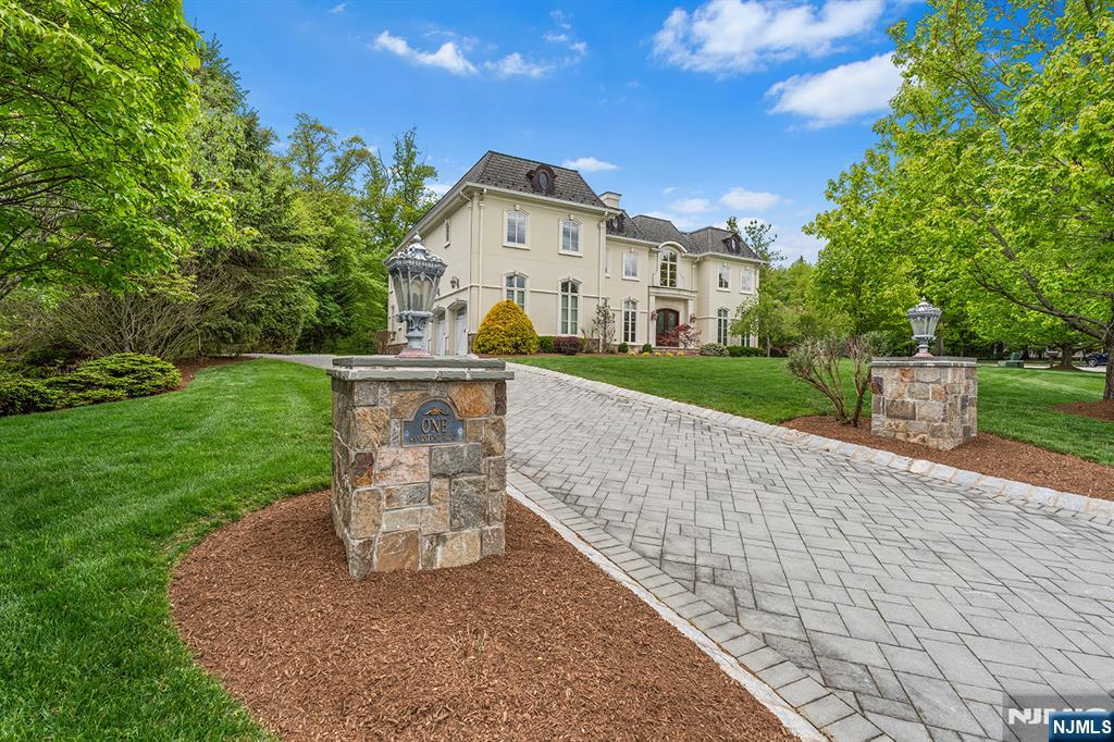 1 Sandstone Ridge Upper Saddle River, NJ 07458 - Photo 3 of 48