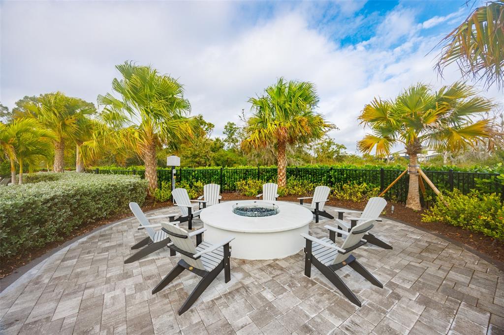 16320 Hidden Oak Loop Bradenton, FL 34211 - Photo 53 of 56 a view of a backyard with a table and chairs