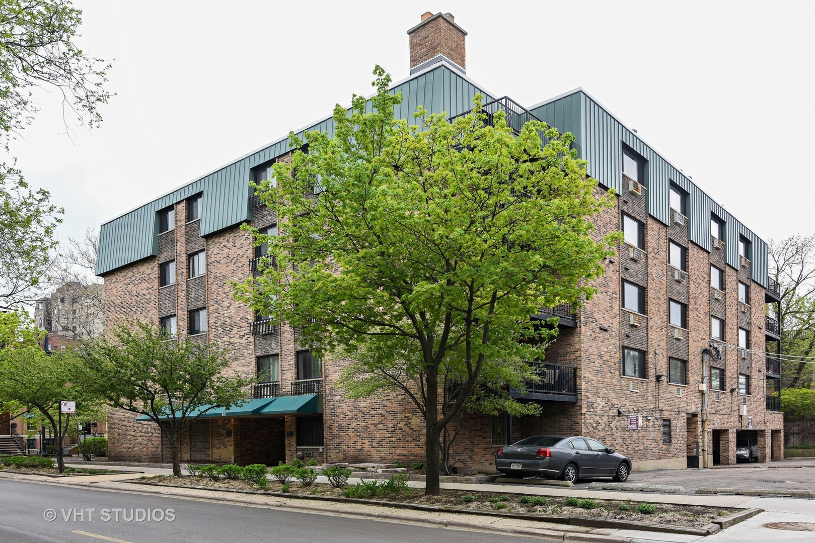 401 West Webster Avenue, Unit 502 Chicago, IL 60614 - Photo 1 of 12 a front view of a building