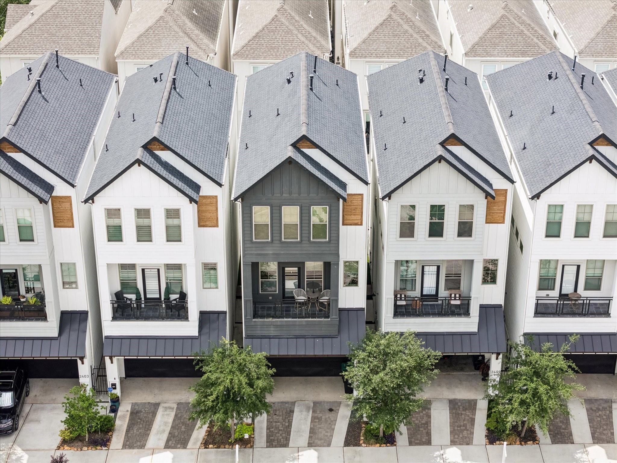 2407 Bevis Street Houston, TX 77008 - Photo 30 of 34 a view of a large white building