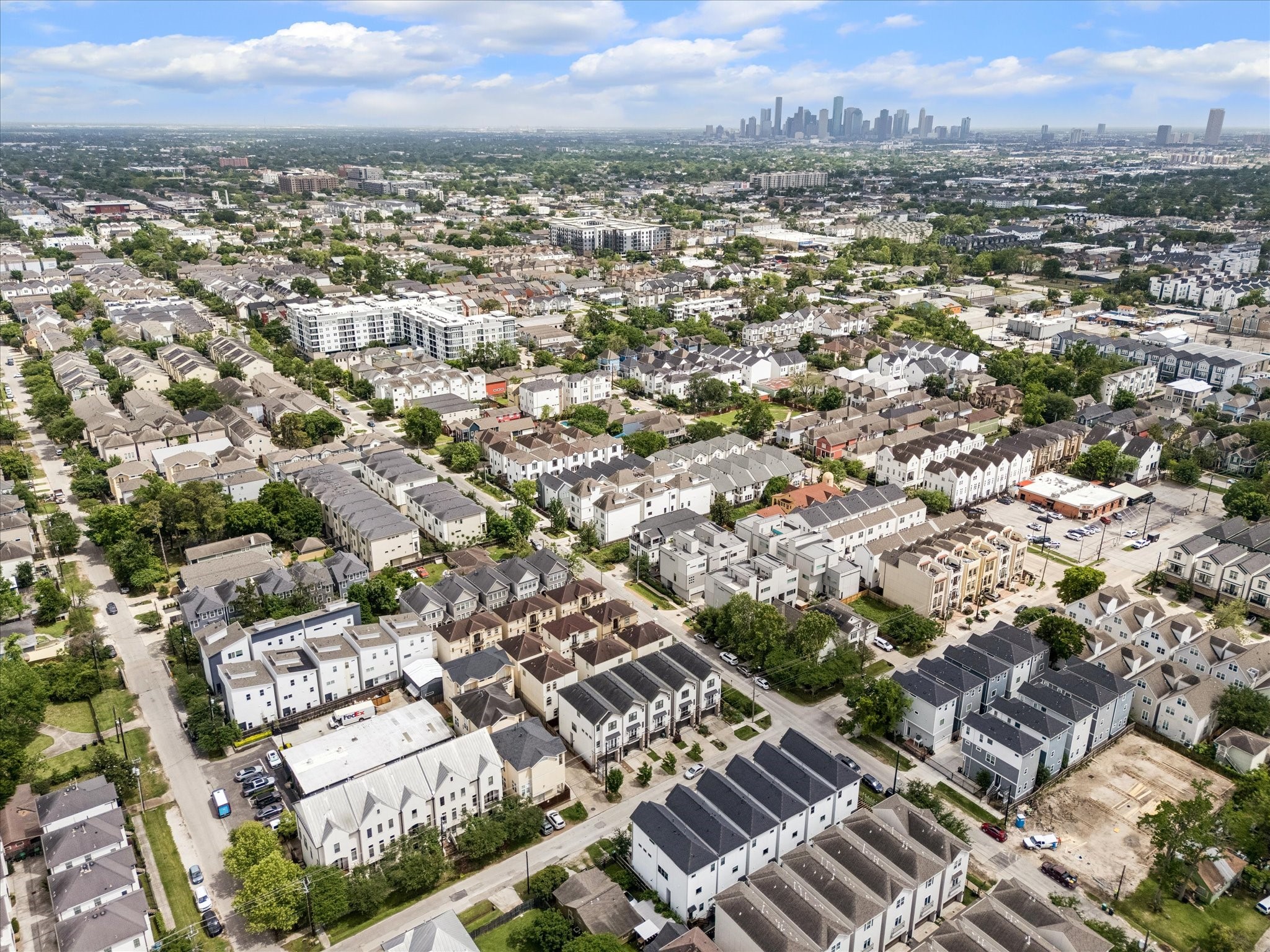 2407 Bevis Street Houston, TX 77008 - Photo 33 of 34 an aerial view of residential houses with city view